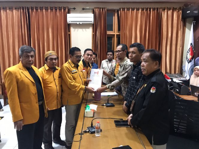 					Ambarala Pimpin Hanura Sinjai Daftar 30 Bacaleg ke KPU