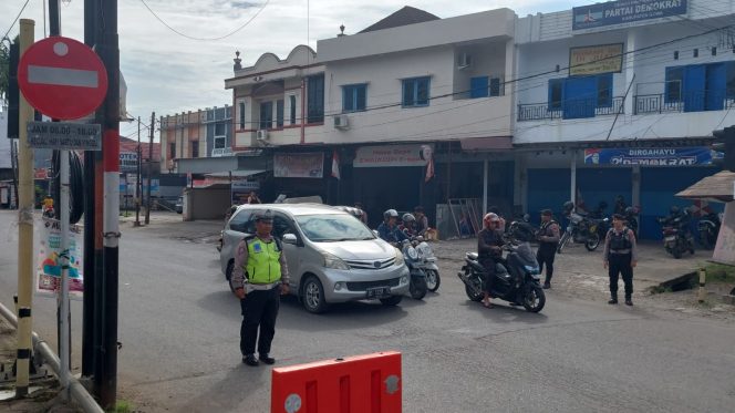 					Personel Satlantas Polres Gowa Melakukan pengaman arus Lalulintas di Jalan Andi Tonro - Jalan Sirajuddin Rani. (ist) 