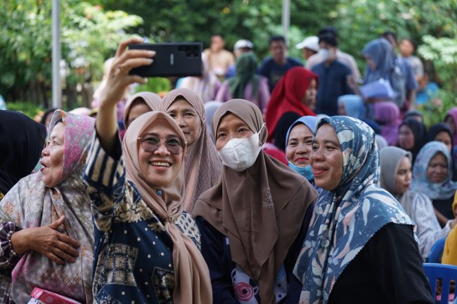 					Husniah Talenrang foto bersama warga. 