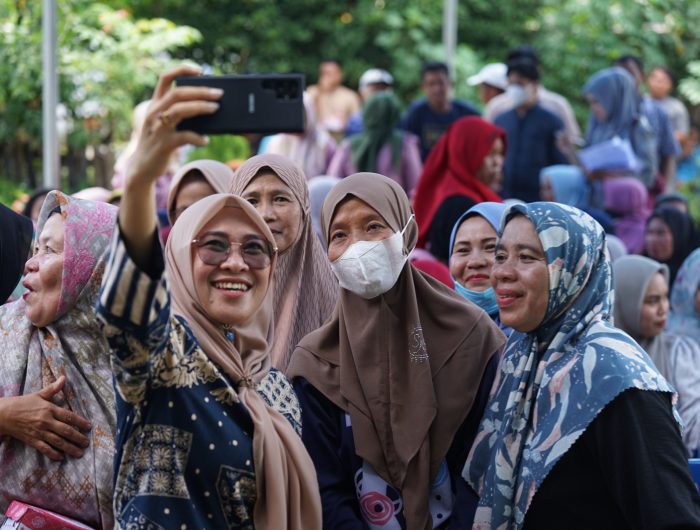 Husniah Talenrang foto bersama warga.