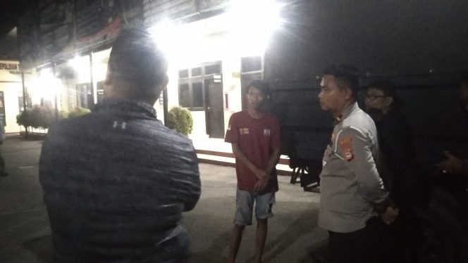 					Abdullah atau Ulla (Baju Merah) sopir yang viral di Borgol oleh anggota Lantas Polres Gowa yang sedang di Mediasi dan klarifikasi. (ist) 