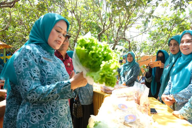 					PKK Kecamatan Bontonompo Pamerkan Produk UP2K, PKK Bonsel Simulasikan Kadarkum