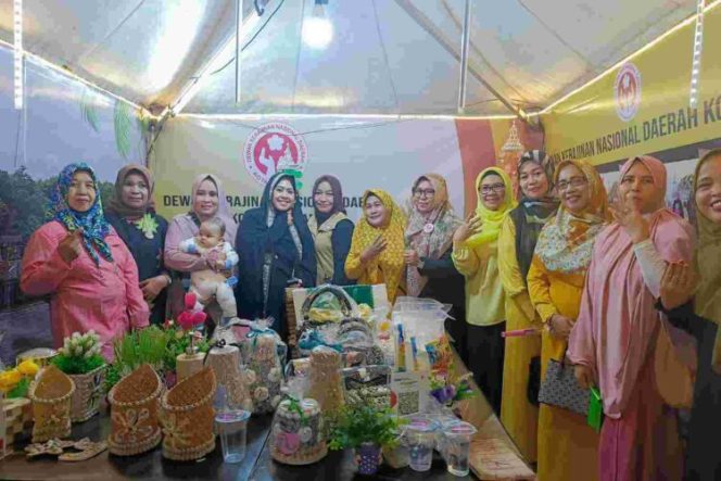 					Stand Dekranasda Kota Parepare banjir pengunjung di festival Salo Karajae (dok)