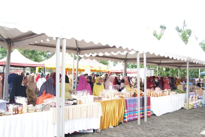 					Jelang Ramadan, Pemkab Gowa Gelar Pasar Tani, Warga Berburu Sembako Murah