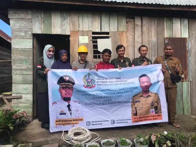					Tim Dinas ESDM Sulsel saat melakukan pemasangan bantuan listrik ke masyarakat kurang mampu, program prioritas Gubernur Andi Sudirman Sulaiman (Dok)