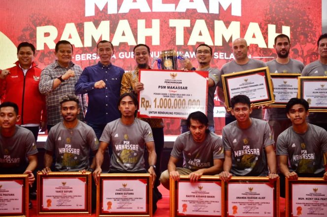 					Andi Sudirman Serahkan Bonus Rp 1 M ke PSM Makassar