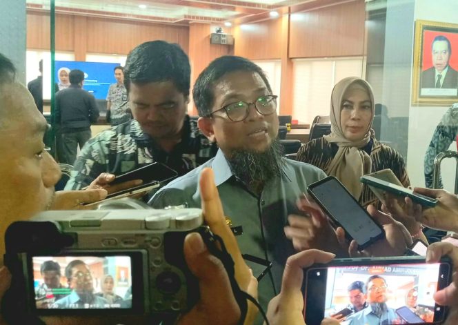 					Kepala Dinas Pendidikan Provinsi Iqbal Najamuddin saat memberikan keterangan soal Pendaftaran Penerimaan Peserta Didik Baru (PPDB) 2023 SMA/SMK dan SLB (Foto. Andi Khaerul)