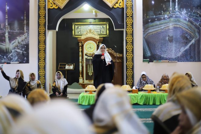 					Erna Rasyid Taufan Berikan Ceramah Edukasi di Majelis Taklim Babul Rezky