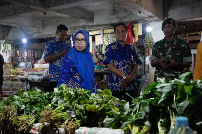 					Pengecekan harga kebutuhan pokok oleh Sekda Gowa Kamsina di pasar Minasamaupa, Sungguminasa, Kabupaten Gowa. (ist). 