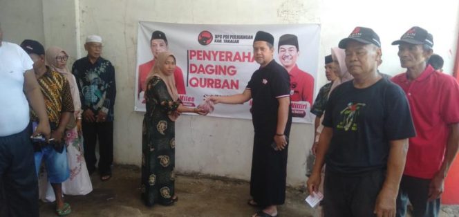 					Pembagian daging kurban berlangsung di Kantor DPC PDI Perjuangan Takalar, di Jalan  jend. Sudirman. (ist) 