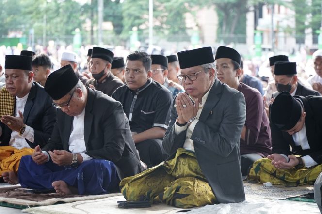 					Taufan Pawe Bersama Masyarakat Shalat Idul Adha di Alun-alun Kota 