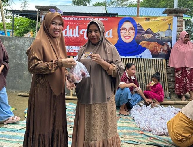 					Ketua PAN Gowa Hj. Husniah Talenrang (kiri) berbagi daging qurban ke warga Dusun Kaluarrang, Desa Manjapai, Kecamatan Bontonompo. (ist). 