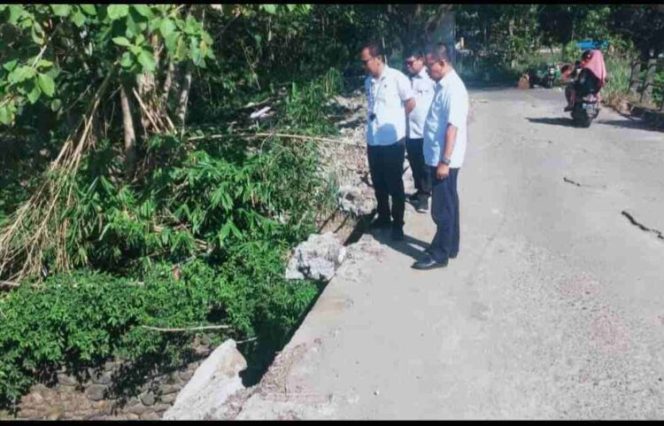 					PU PR Pemkot Parepare tinjau jembatan rusak di kecamatan Bacukiki (dok)
