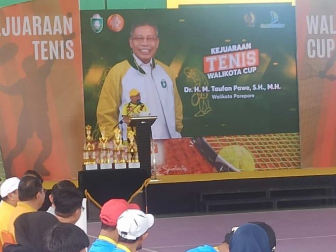					Taufan Pawe membuka Turnamen Tenis Wali Kota Parepare Cup (dok)