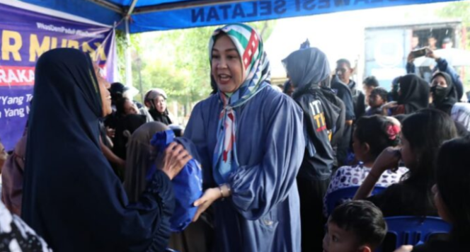 					Fatmawati Rusdi Bareng NasDem Makassar Gelar Pasar Murah dan Salurkan Zakat ke Warga Tallo-Bontoala