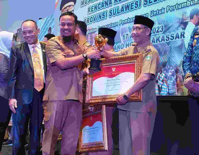 					Wakil Wali Kota Parepare Pangerang Rahim saat menerima penghargaan provinsi (dok)