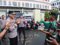 Kapolres Gowa AKBP Reonald T.S Simanjuntak terima kejutan kue ulah tahun Bhayangkara ke-77 oleh Divisi 3/Kostrad Pakkatto. (ist).