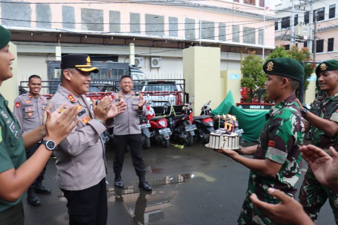 					Kapolres Gowa AKBP Reonald T.S Simanjuntak terima kejutan kue ulah tahun Bhayangkara ke-77 oleh Divisi 3/Kostrad Pakkatto. (ist). 