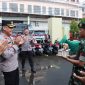Kapolres Gowa AKBP Reonald T.S Simanjuntak terima kejutan kue ulah tahun Bhayangkara ke-77 oleh Divisi 3/Kostrad Pakkatto. (ist).