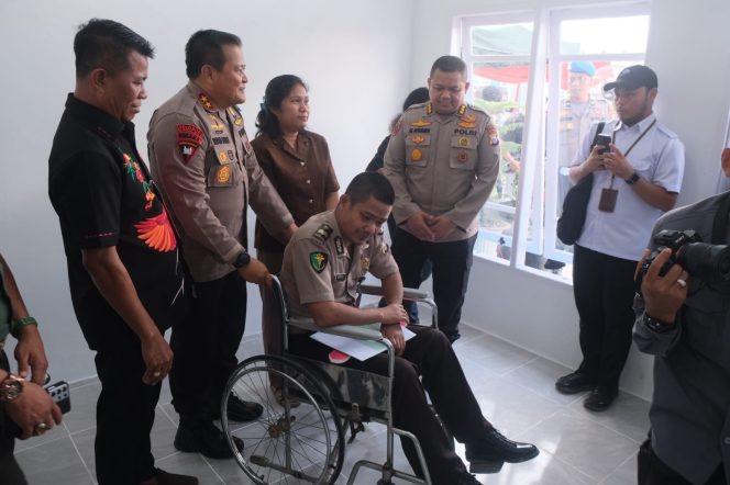					Kapolda Sulsel Irjen Setyo Boedi Moempoeni saat memberikan rumah kepada salah satu anggotanya. Foto: Dok Polda Sulsel 