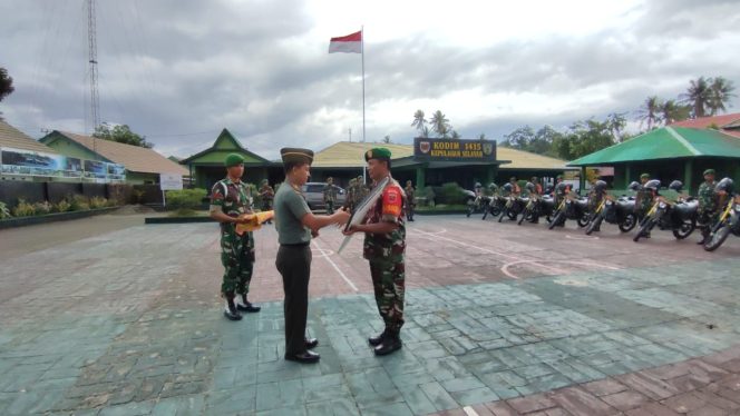 					Sebagai Upaya Mendukung Tugas Pokok TNI, Dandim Selayar Serahkan Kendaraan Operasional ke Babinsa