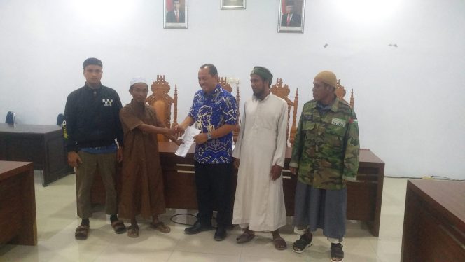 					Penyerahan usulan Ranperda anti LGBT diterima Kabag Umum sekretariat DPRD Kabupaten Gowa. (ist). 