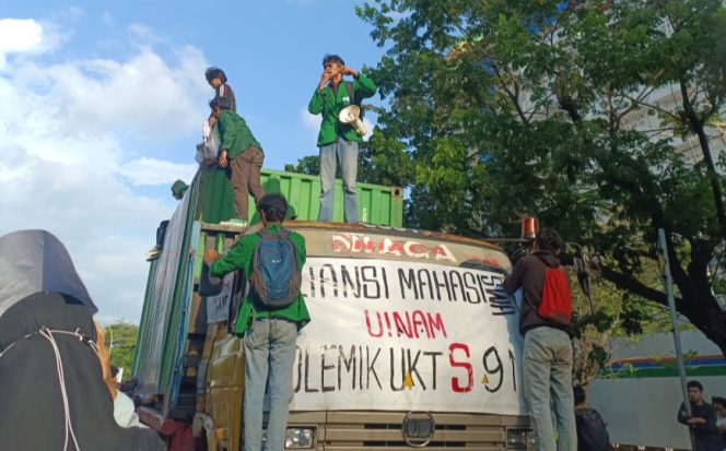 					Mahasiswa UIN Alauddin Makassar saat melakukan unjuk rasa. Foto: Dok Dema UINAM