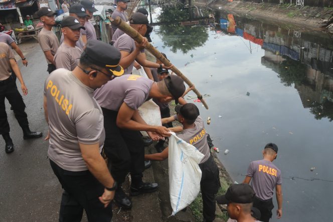 					Bahu Membahu Jajaran Polda Sulsel Bersihkan Sampah Kanal Pasar Terong Makassar