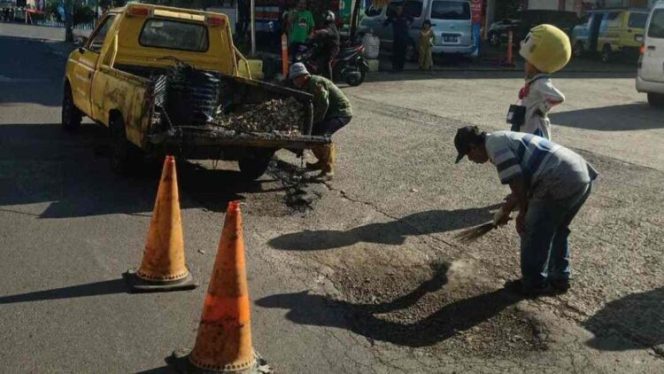 					Dinas PUPR Pemkot Parepare realisasikan Aspirasi masyarakat perbaiki jalan rusak (dok)