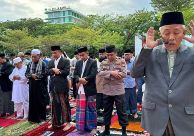 					Rudianto Lallo Salat Idul Adha Bareng Warga Muhammadiyah di Pantai Losari Makassar