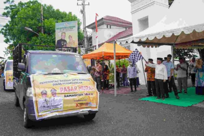 					Wali Kota Parepare Taufan Pawe melepas Tim Pasar Murah Pemkot Parepare (dok)