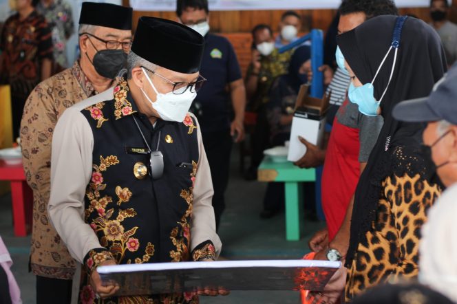 					Wali Kota Parepare Taufan Pawe saat memberikan bantuan perahu nelayan kepada masyarakat pesisir pada tahun 2021 lalu (ist)