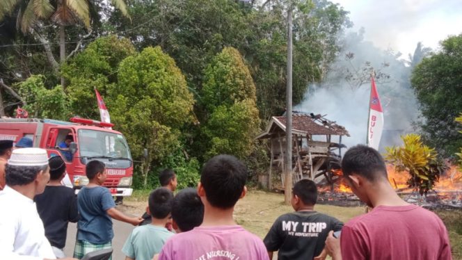 					Rumah panggung salah satu guru MIS Al-Khaerat Tudonro, Ika Fitriani, hangus terbakar. (Foto: Humas Kemenag Bulukumba)