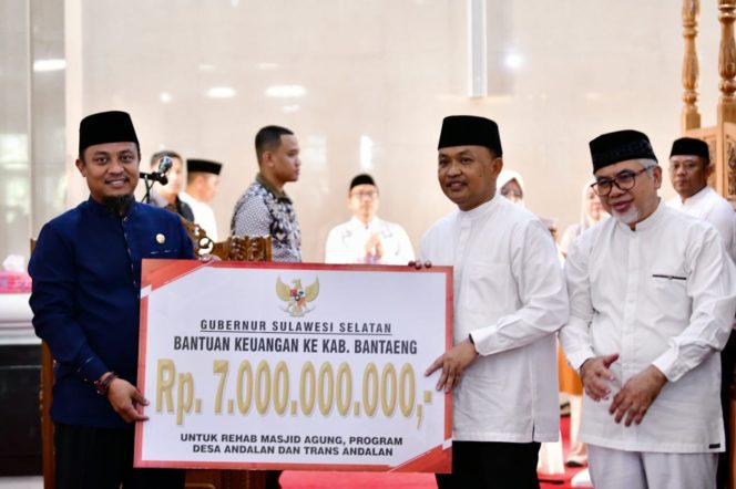 					Gubernur Serahkan Rp 7 Miliar Bantuan Keuangan di Bantaeng