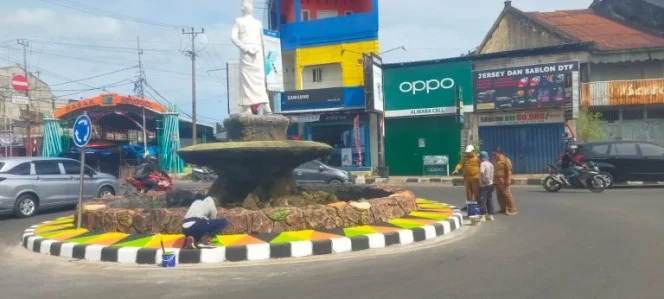 					Jelang HUR RI ke 78, DLH Pemkot Parepare Percantik Ikon Kota