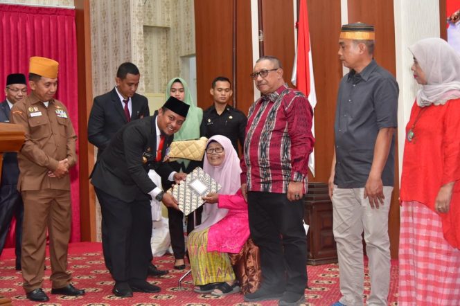 					Keluarga Pahlawan Nasional di Sulsel Terima Penghargaan Gubernur