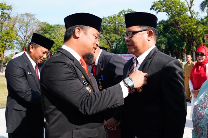 					Gubernur Sulsel Sematkan Satyalancana 2.398 PNS Pemprov