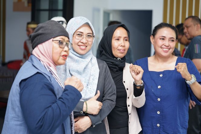 					Hj. Sitti Husniah Talenrang SE, M.M saat tampil membawa tanggapan pada dialog terbuka yang digelar oleh Aliansi Masyarakat Adat Nusantara Wilayah Kabupaten Gowa. (ist) 