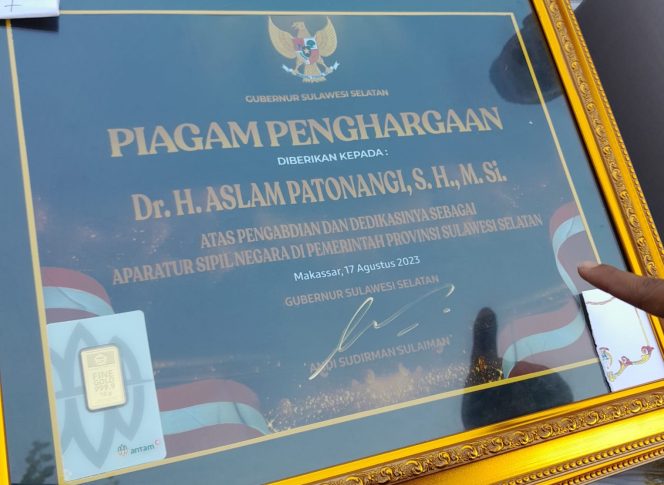 					Pensiunan Pejabat Pemprov Terima Penghargaan Gubernur di HUT RI -78
