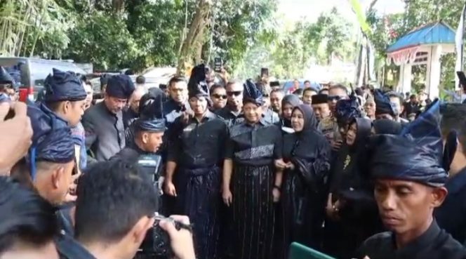 					Didampingi Bupati Bulukumba, Mendagri Tito Karnavian disambut secara adat di kawasan Ammatoa Kajang. (Foto: BERITA.NEWS/ Thatang)