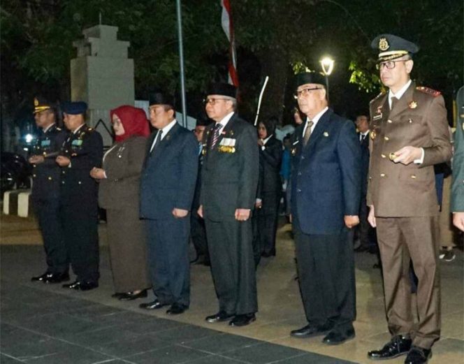 					Wali Kota Parepare Taufan Pawe saat mengikuti Apel Kehormatan dan Malam Renungan di Taman Makam Pahlawan Kota Parepare (dok)