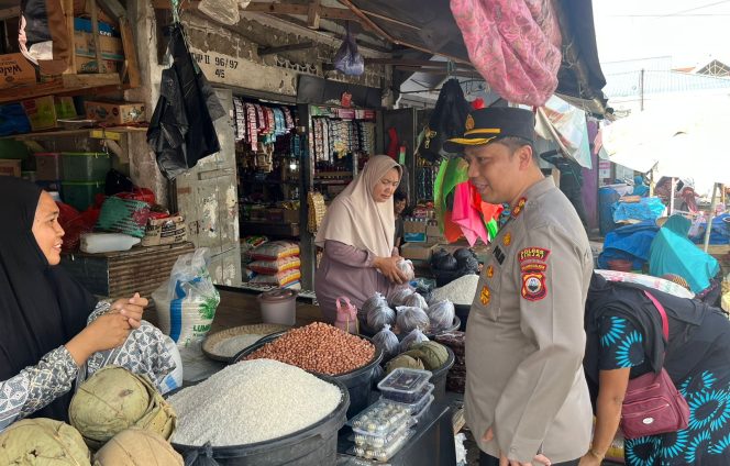 					Kapolres Sinjai Cek Harga dan Ketersediaan Bahan Pokok di Pasar Sentral. (Foto: Istimewa)