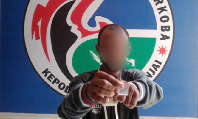 					AP bersama Barang Bukti Sabu Diamankan di Mapolres Sinjai. (Foto: Istimewa)