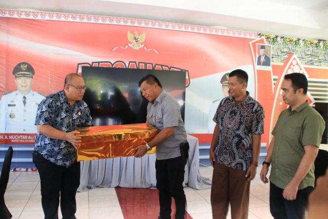 					Kajari Bulukumba menyerahkan sumbangan 100 Bendera Merah Putih kepada Bupati Bulukumba. (Foto: Ist)