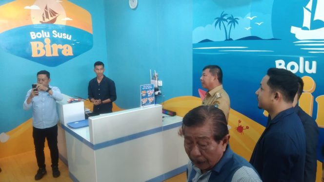 					Bupati Bulukumba Andi Muchtar Ali Yusuf buka secara resmi Outlet Bolu Susu Bira. (Foto: BERITA.NEWS/ Thatang)