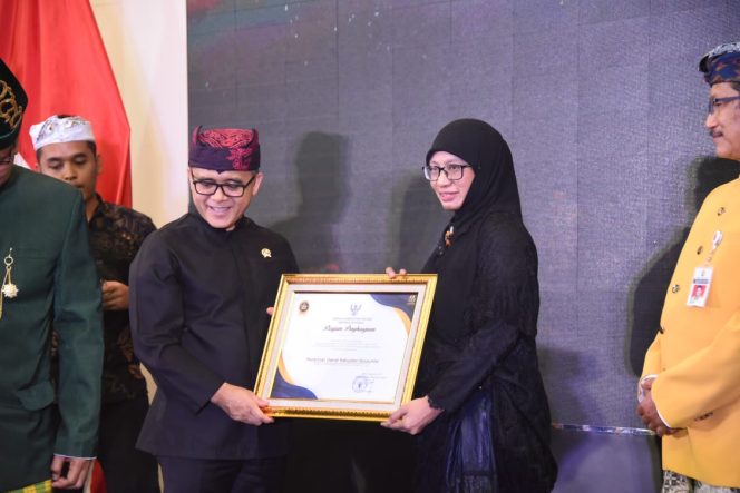 					Staf Ahli Bupati Bulukumba, Andi Sri Arianti mewakili Bupati menerima penghargaan. (Foto: Ist/ Humas Pemkab Bulukumba)