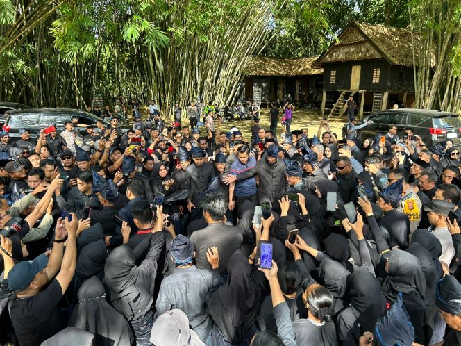 					Ratusan Warga Bersuka Ria Sambut Kedatangan Mendagri di Ammatoa Kajang Bulukumba. (Foto: Humas Pemkab Bulukumba)