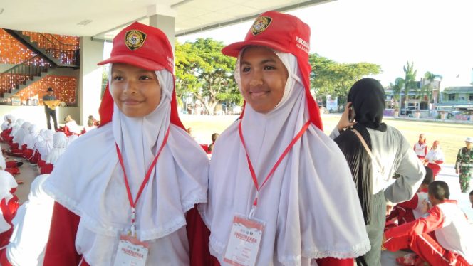 					Pembawa Baki Paskibra Bulukumba, Aisyah dan Najwah. (Foto: BERITA.NEWS/ Syarif)