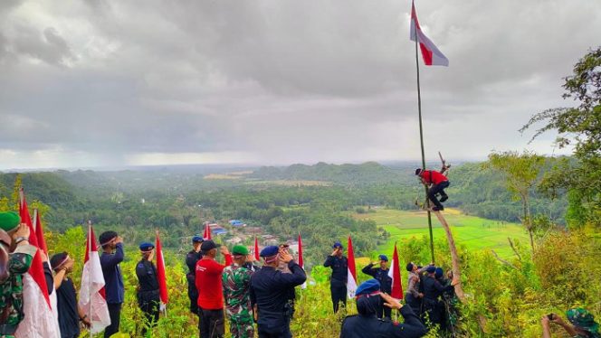 					Brimob Bone Sukses Kibarkan Bendera Merah Putih di Puncak Gunung Lampoko. (Foto: Ist)