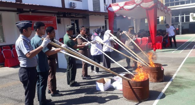 					Kejari Sinjai Musnahkan Barang Bukti dari 45 Perkara Kejahatan. (Foto: Ist)